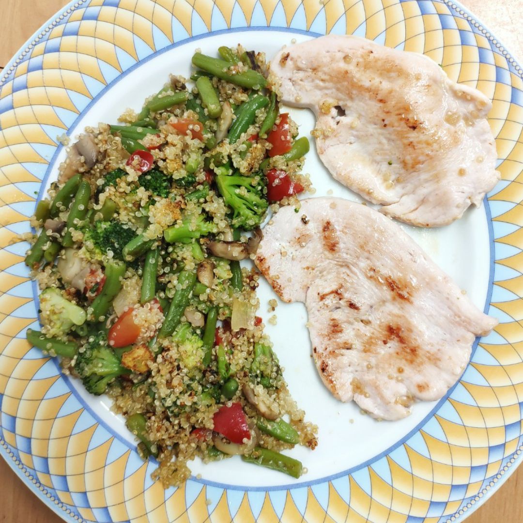 Pavo con quinoa y verduras