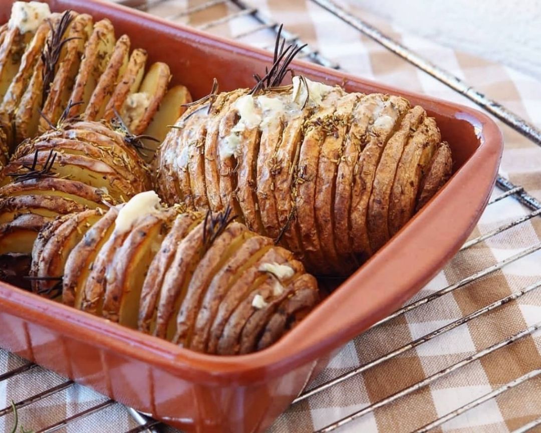 PATATAS HASSELBACK CON ROMERO Y GORGONZOLA PATATAS HASSELBACK CON ROMERO Y GORGONZOLA