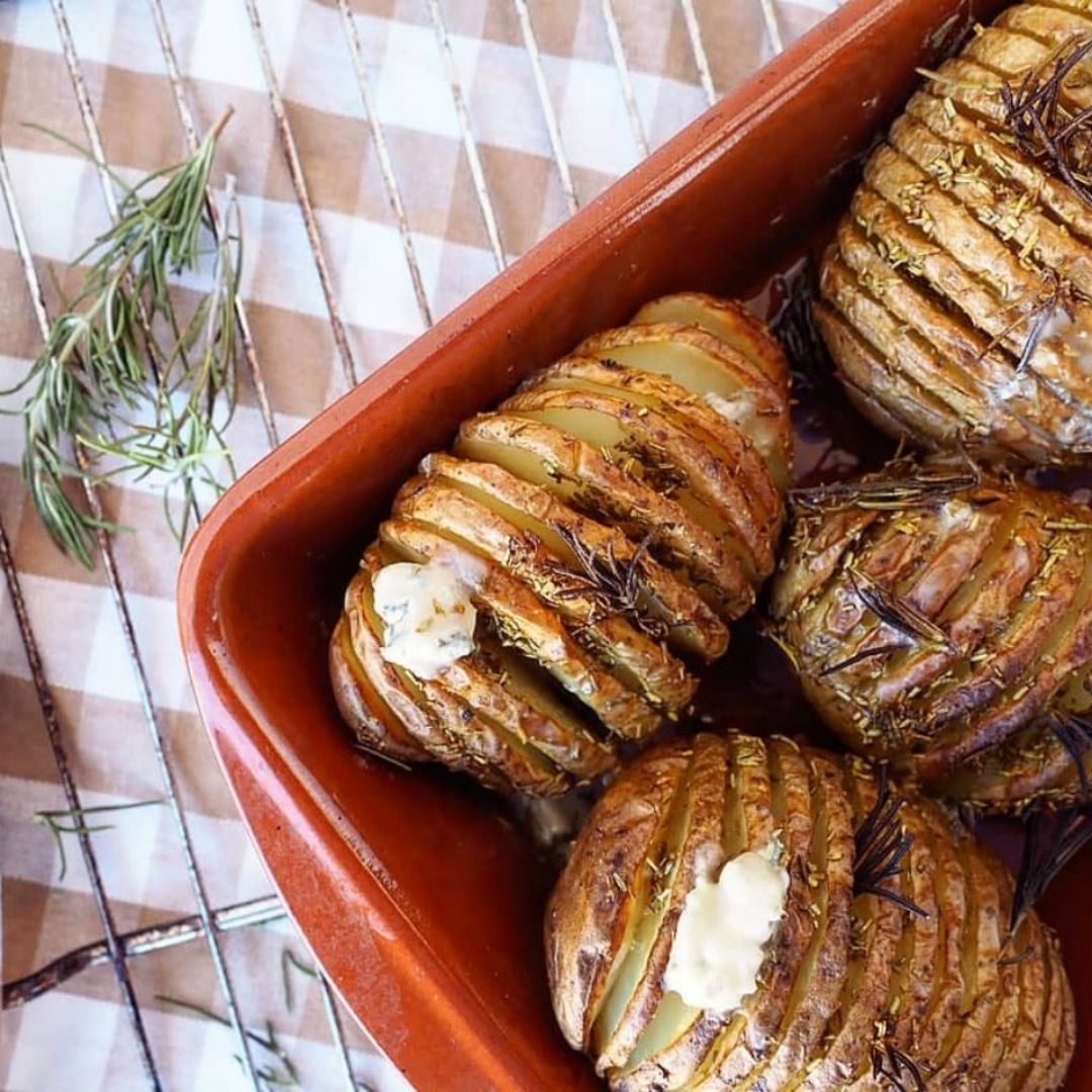 PATATAS HASSELBACK CON ROMERO Y GORGONZOLA Paso 4 PATATAS HASSELBACK CON ROMERO Y GORGONZOLA Paso 4