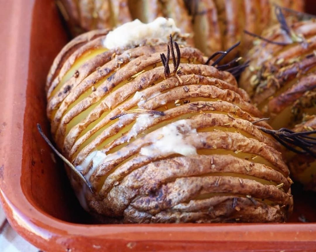 PATATAS HASSELBACK CON ROMERO Y GORGONZOLA Paso 5 PATATAS HASSELBACK CON ROMERO Y GORGONZOLA Paso 5