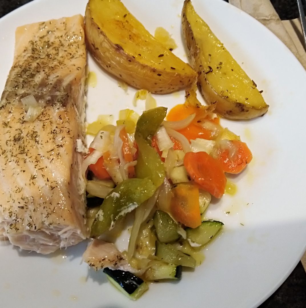 Salmon al horno con verduras y patatas