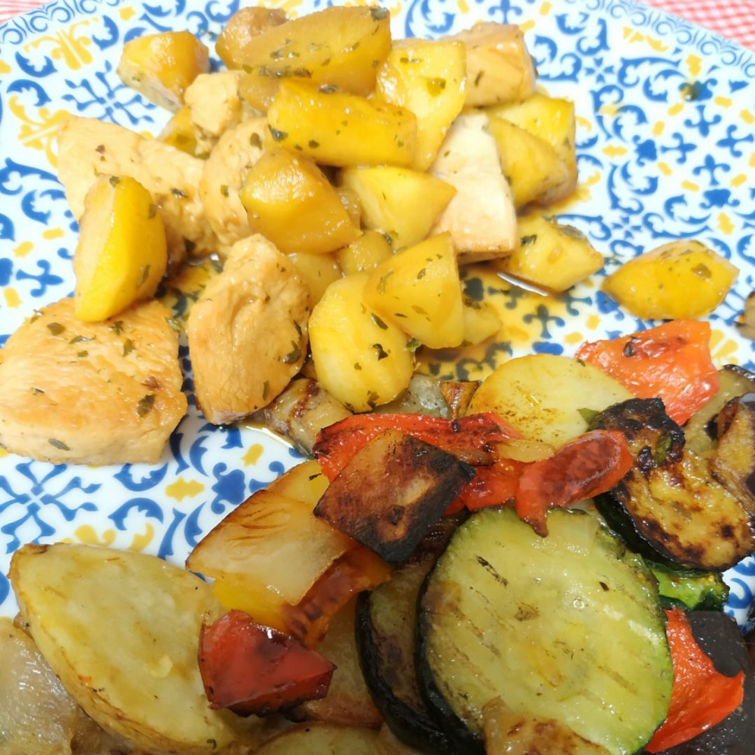 Pavo con manzana asada y parrillada de verduras