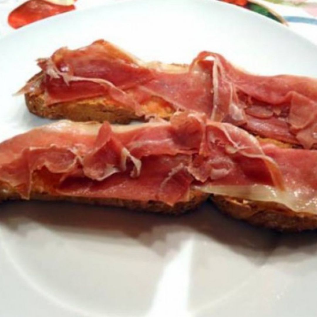 Desayuno panecillo con jamón serrano Desayuno panecillo con jamón serrano