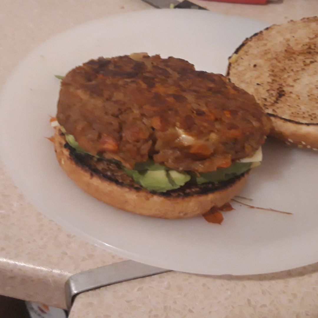 Burguer lentejas, queso de cabra, zanahoria y cebolla
