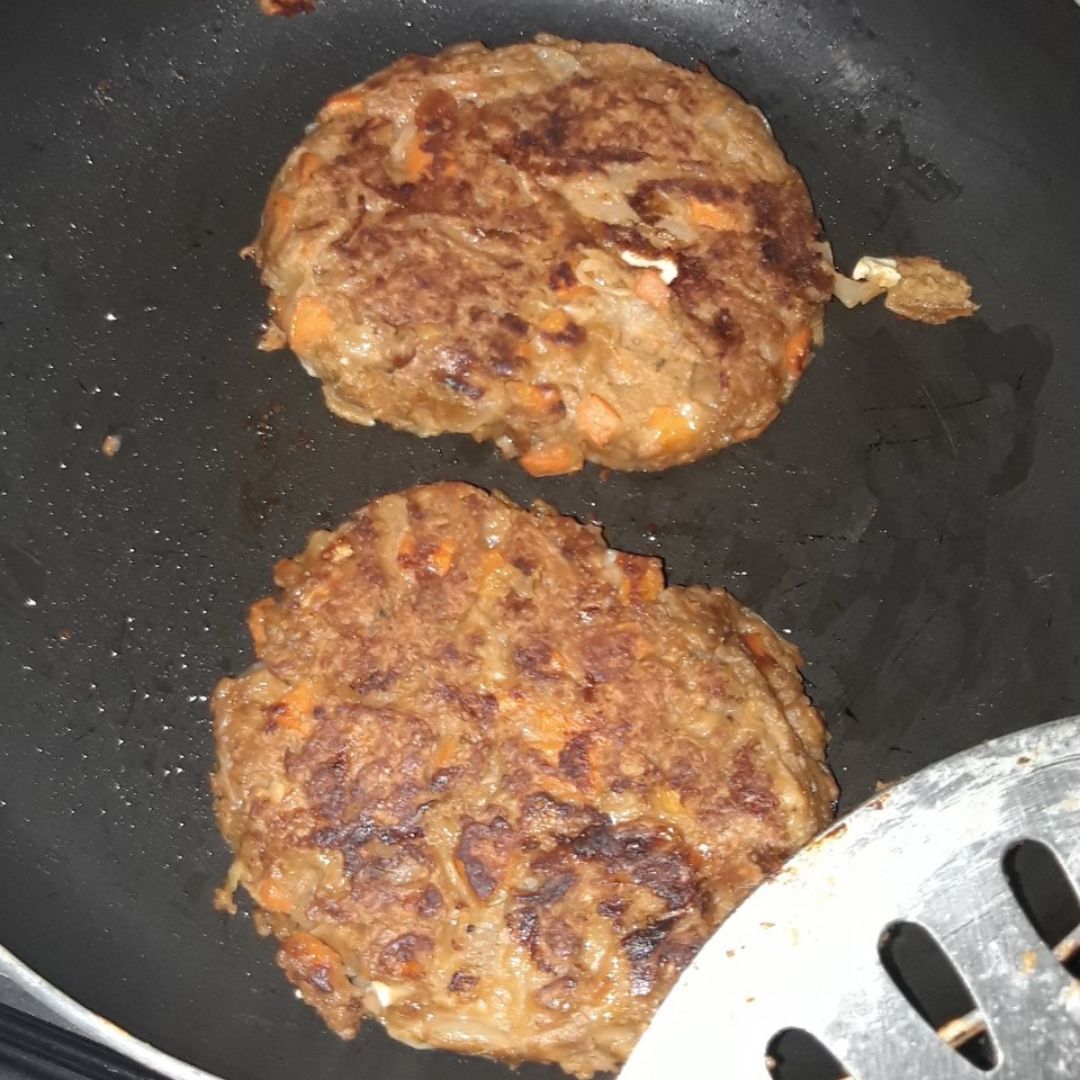 Burguer lentejas, queso de cabra, zanahoria y cebolla Paso 5