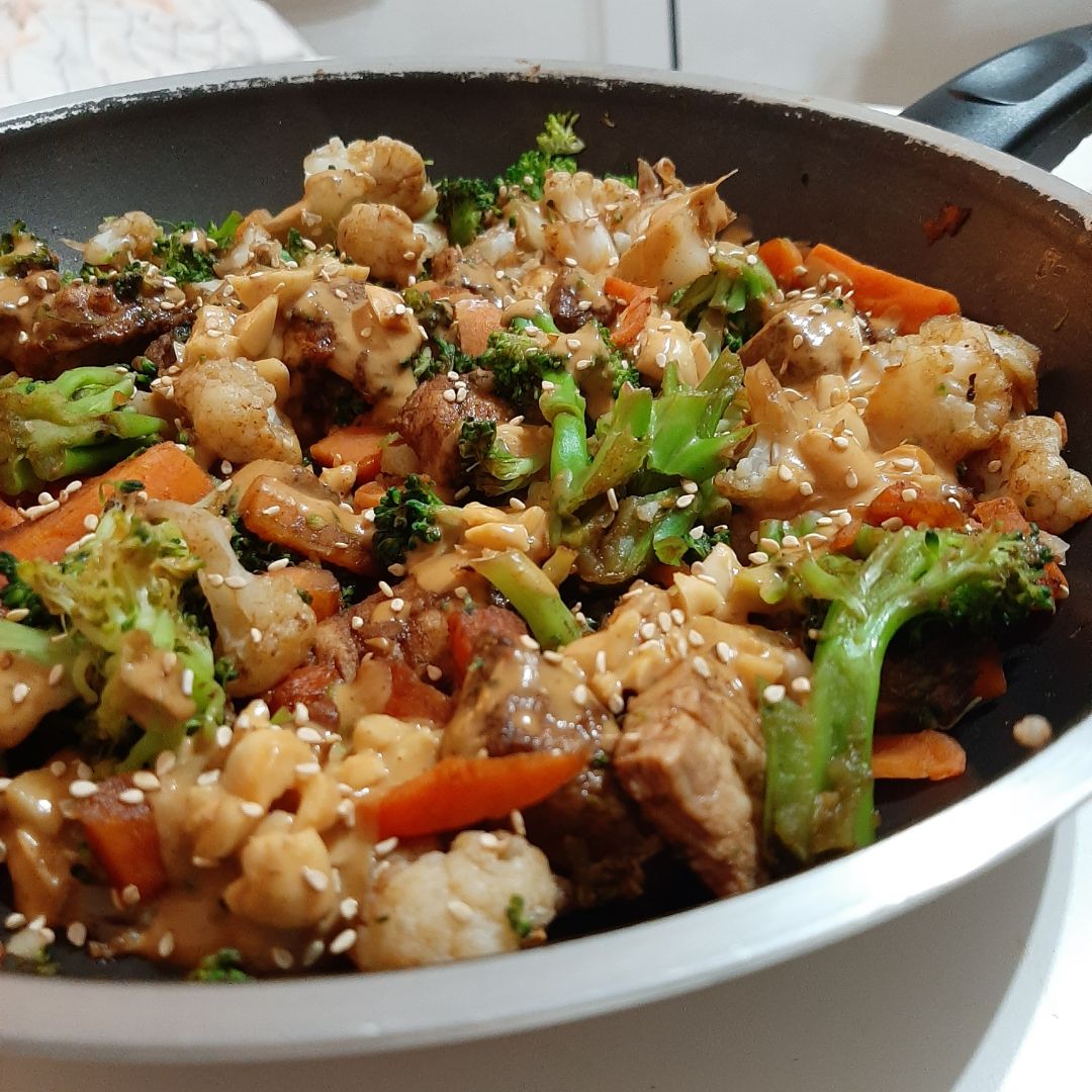 Wok de pollo con verduras y salsa de soja y cacahuete.Step 0