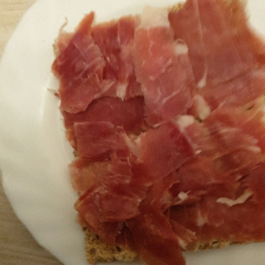 Tostas integrales de centeno, sésamo y jamón serrano Tostas integrales de centeno, sésamo y jamón serrano