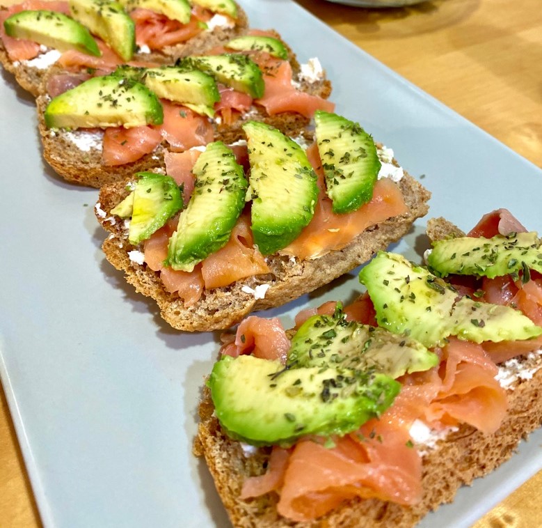 Tostadas de espelta integral con salmón, aguacate y queso