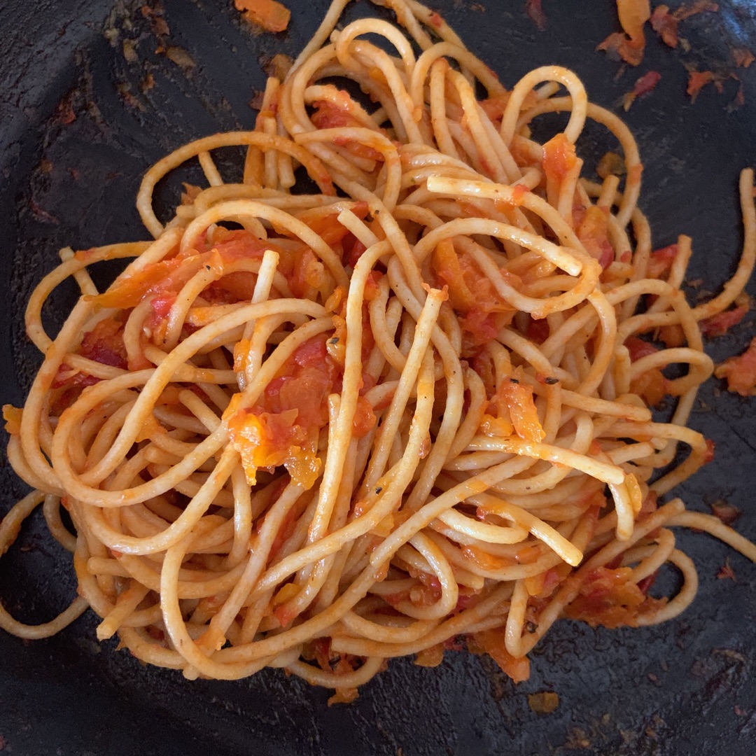 Pasta integral con salsa de tomate, cebolla, ajo y zanahoria con un toque picante  