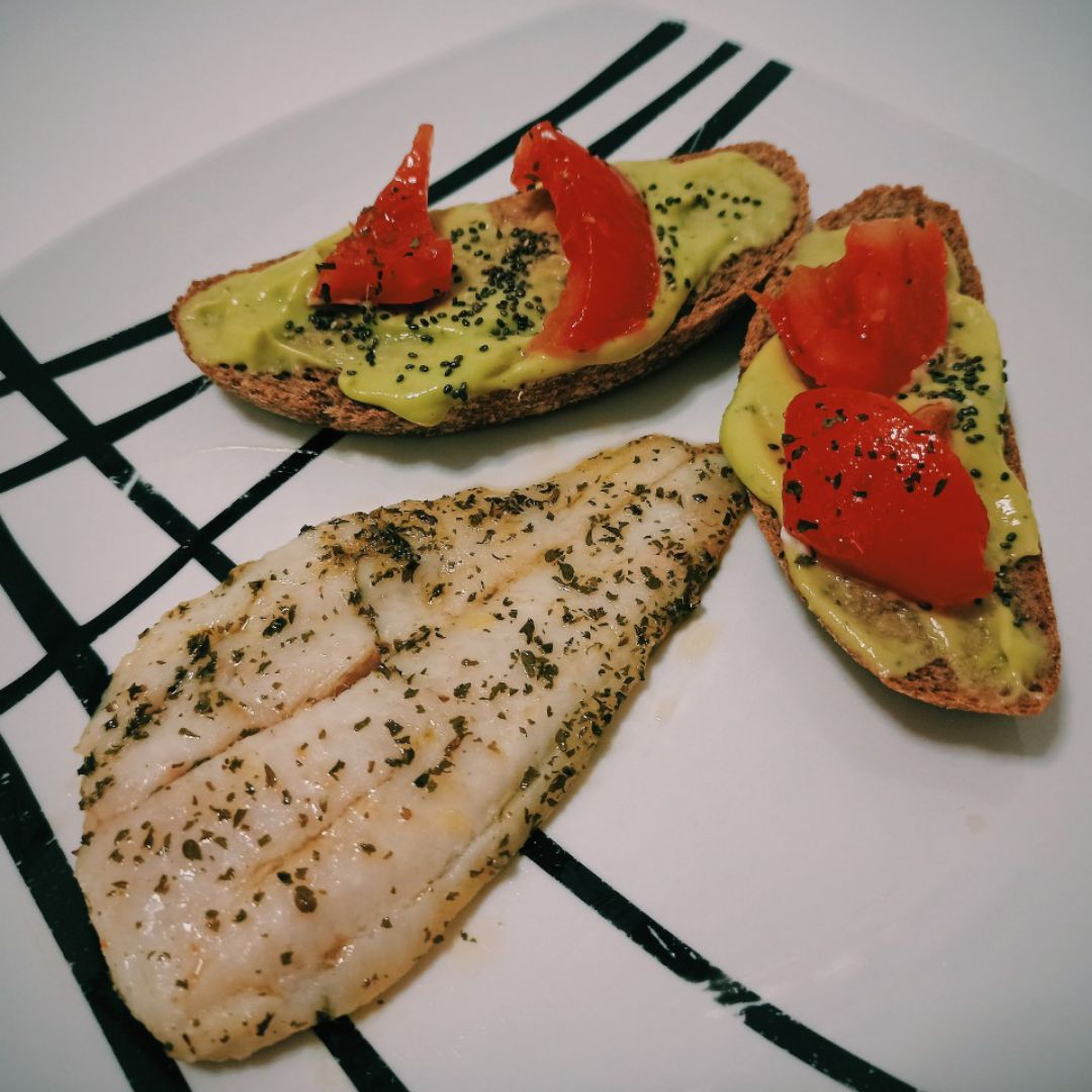Merluza al horno con tostadas de salsa de 馃 Merluza al horno con tostadas de salsa de 馃