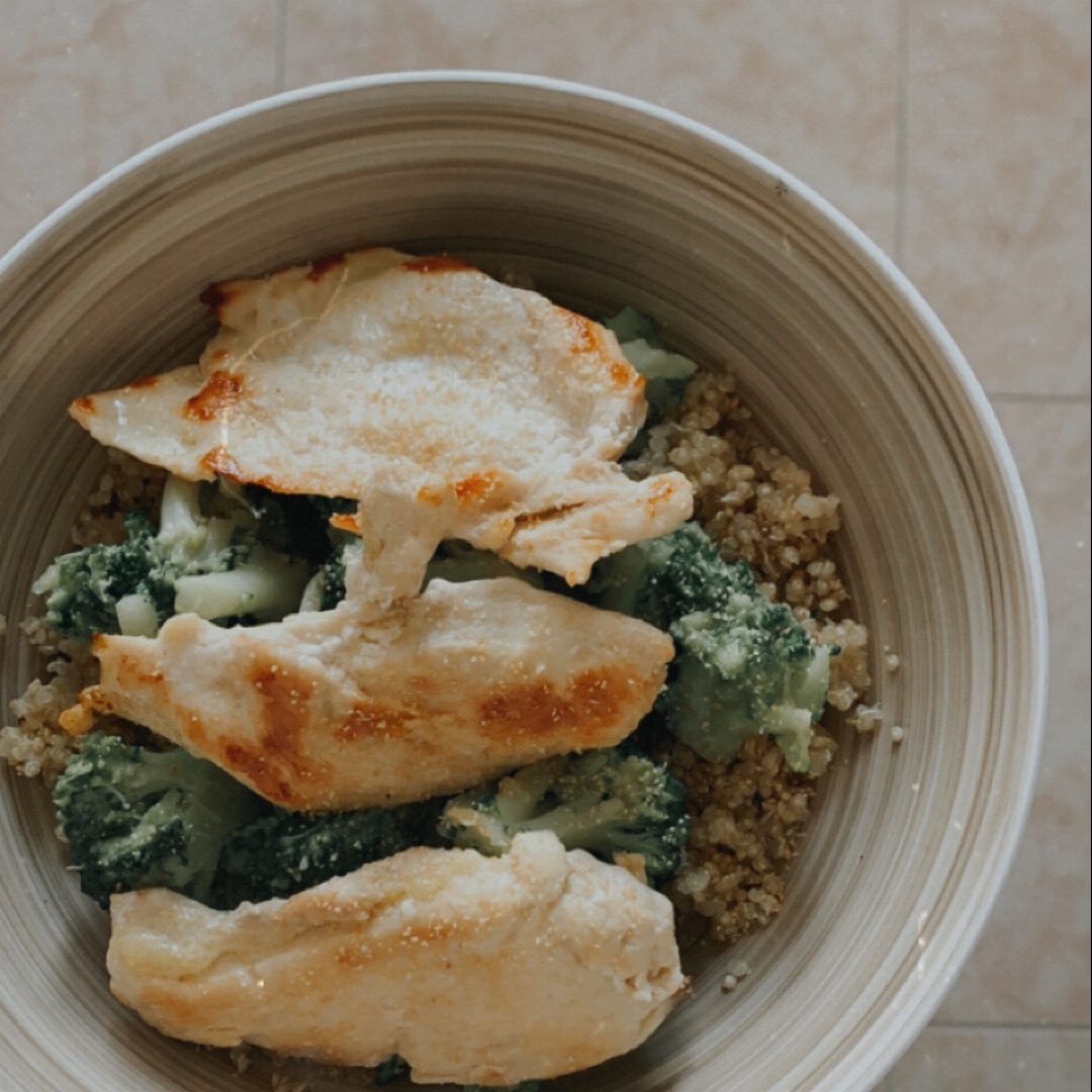 Plato combinado con quinoa, brócoli y pollo