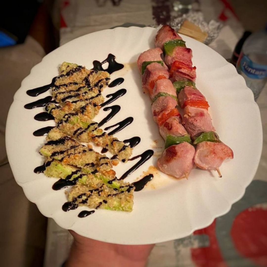 Brochetas de pavo con bastones de calabacín empanado saludable Brochetas de pavo con bastones de calabacín empanado saludable