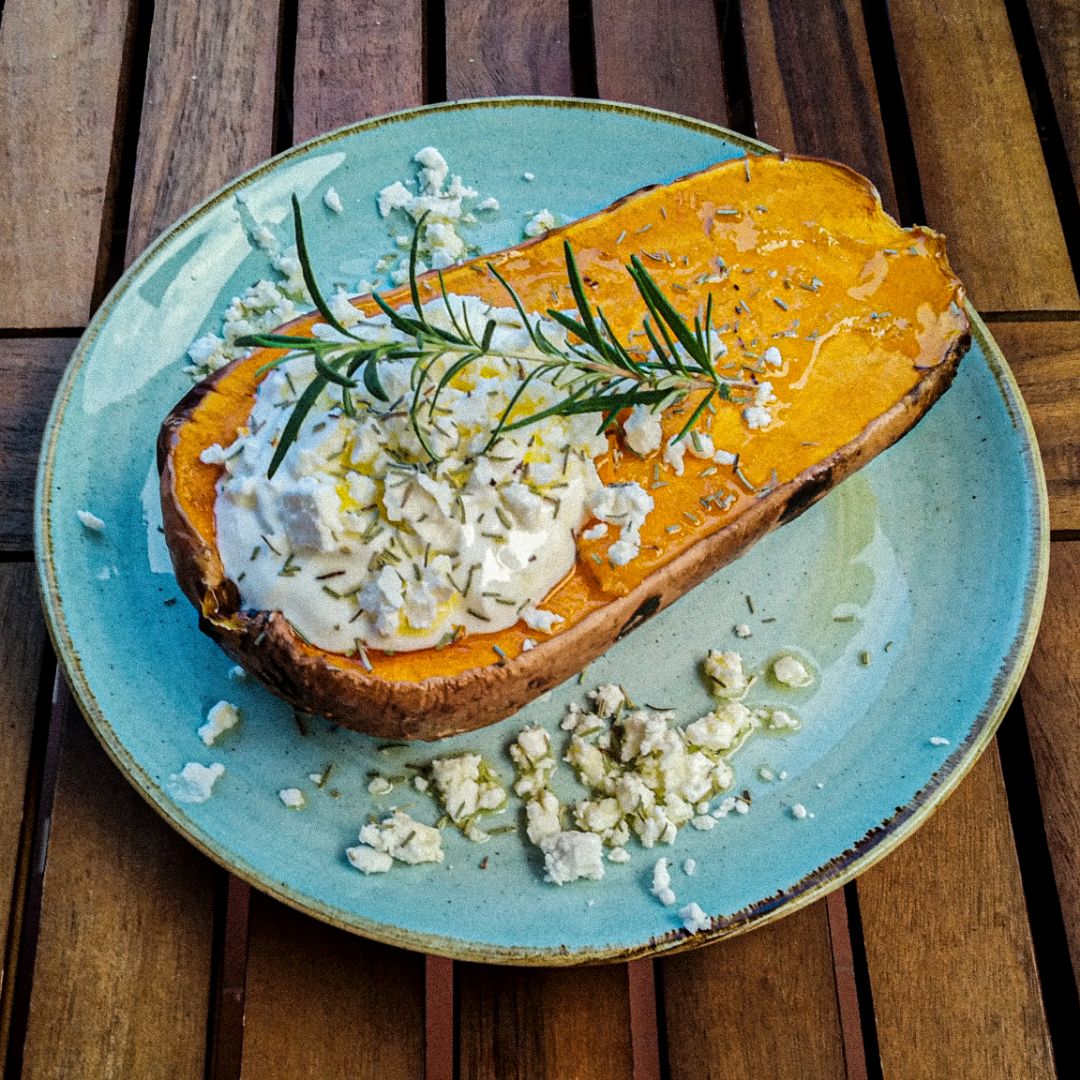 Calabaza asada con yogur griego y queso feta Calabaza asada con yogur griego y queso feta