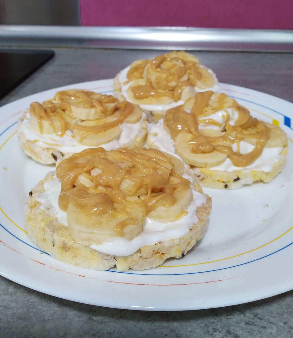Tortitas de maíz con yogur, plátano y crema de cacahuete