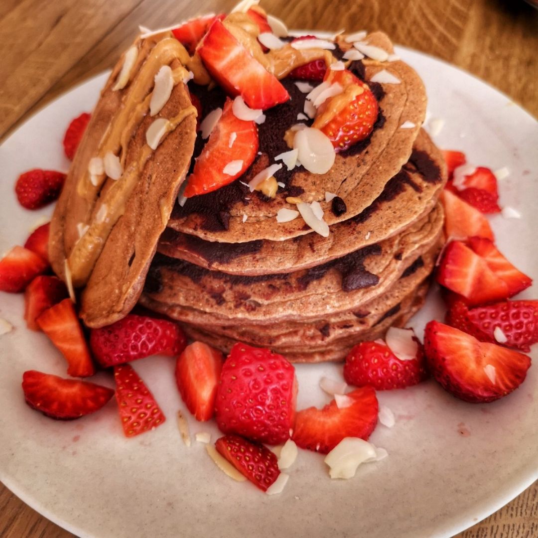 Tortitas de avena con chocolate, plátano y fresas. Tortitas de avena con chocolate, plátano y fresas.