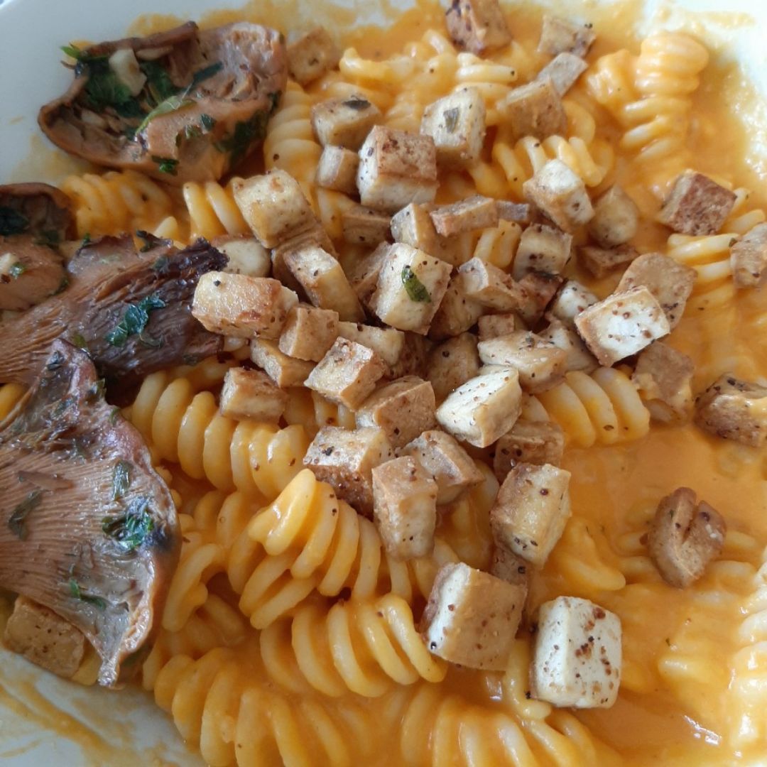 Pasta con salsa de calabaza y crujiente de tofu Pasta con salsa de calabaza y crujiente de tofu