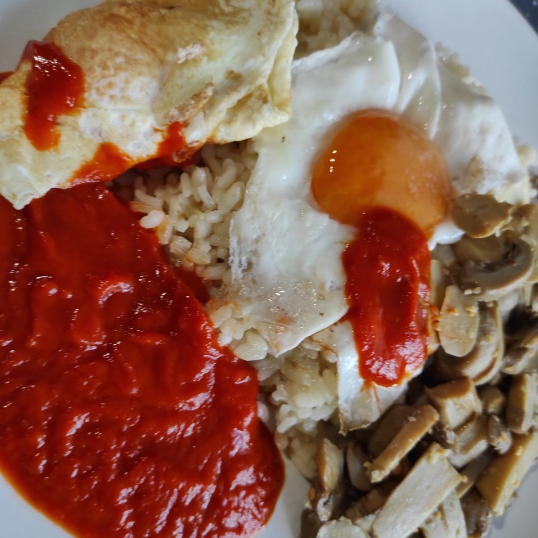 Arroz a la cubana con champiñones salteados Arroz a la cubana con champiñones salteados