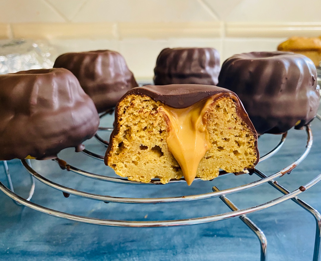 Muffins de plátano y crema de cacahuete cubiertos de chocolate Step 0
