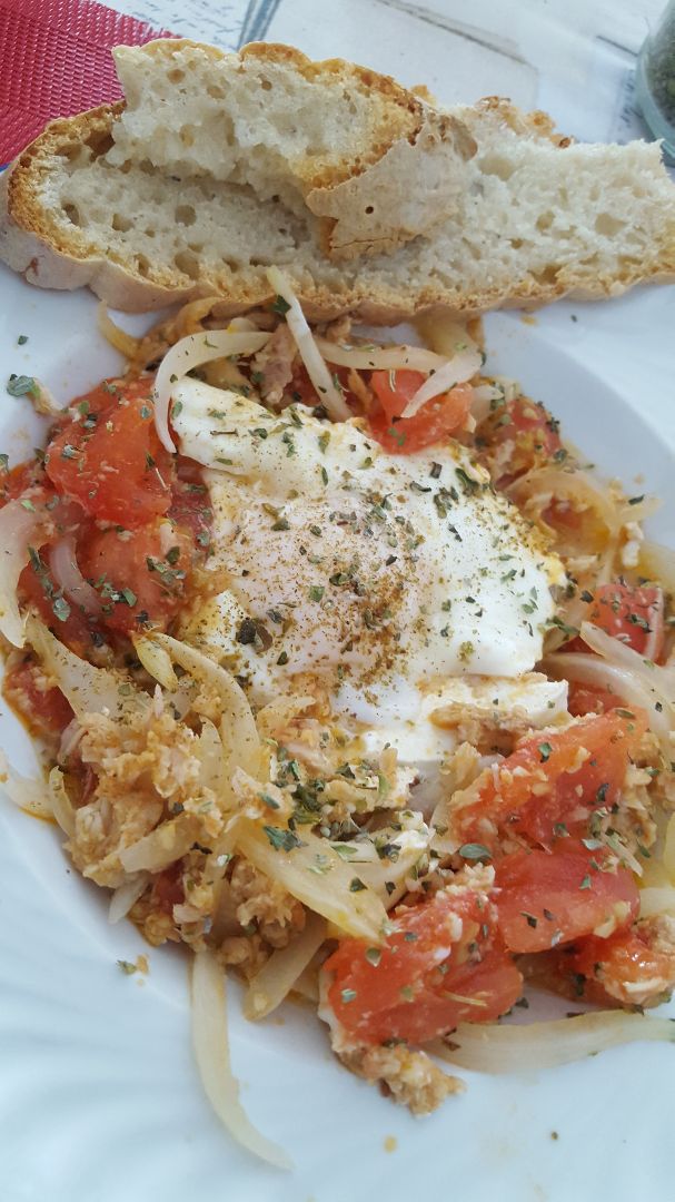 Huevo junto cebolla, atún y tomate Huevo junto cebolla, atún y tomate