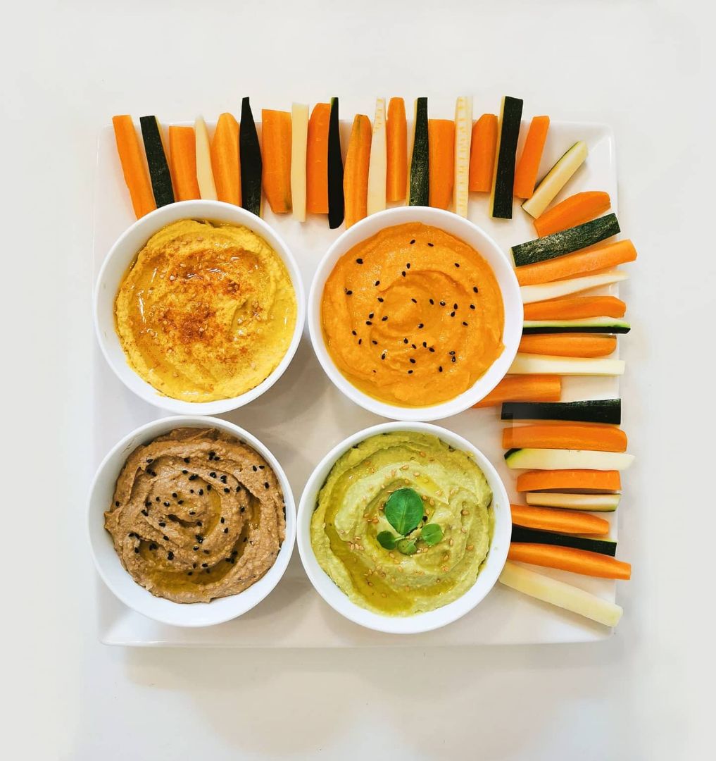 HUMMUS DE COLORES CON CRUDITÉS DE VERDURA 🌈 (hummus tradicional, de pimiento del piquillo, aguacate y oliva negra) 