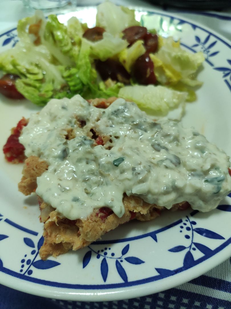 Pastel de atún y pimientos del piquillo con mahonesa de alcaparras y pepinillos Pastel de atún y pimientos del piquillo con mahonesa de alcaparras y pepinillos