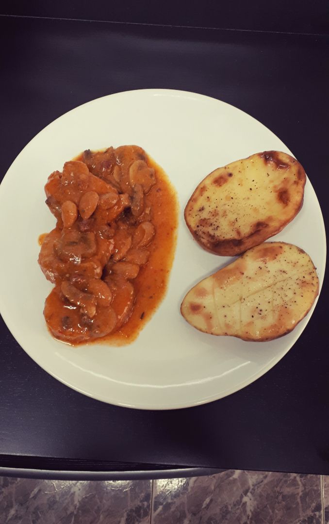 Solomillo al romero con salsa de hortalizas, champiñones y frutos secos. Solomillo al romero con salsa de hortalizas, champiñones y frutos secos.