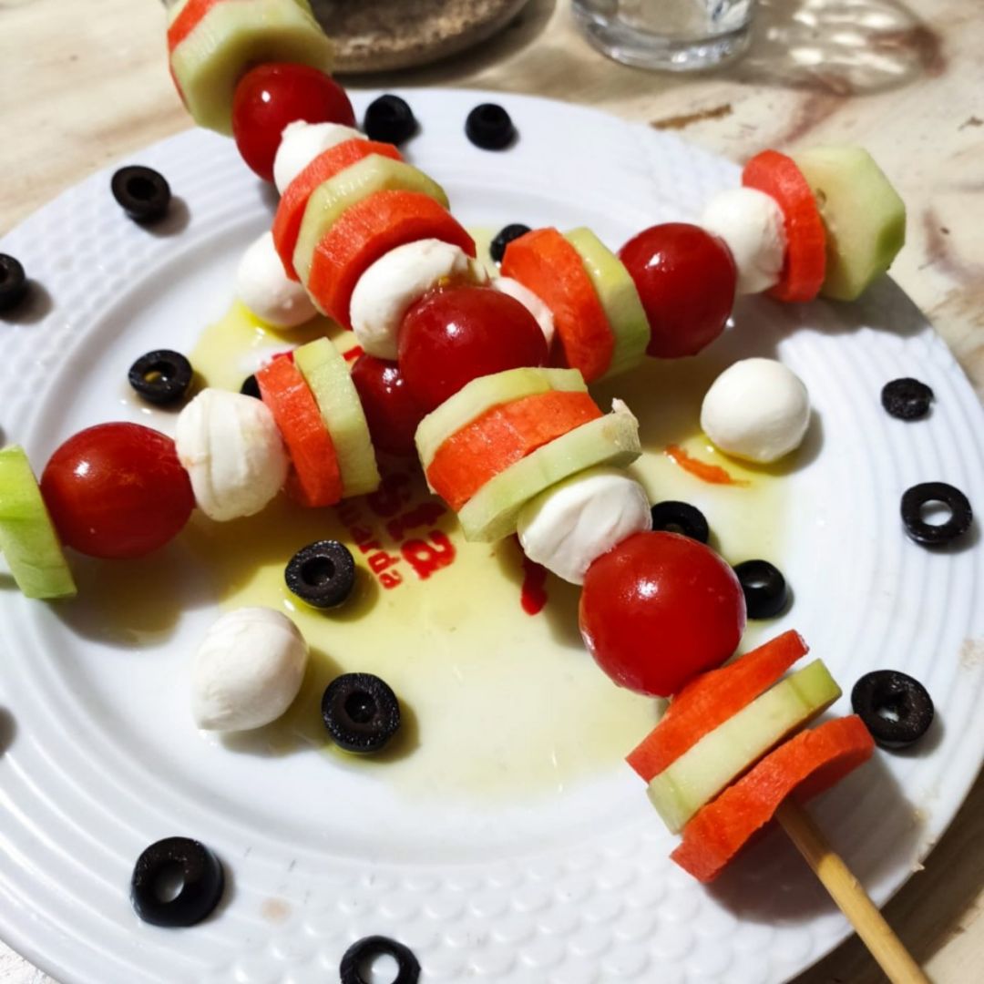 Brocheta de crudités y perlas de mozzarella Brocheta de crudités y perlas de mozzarella