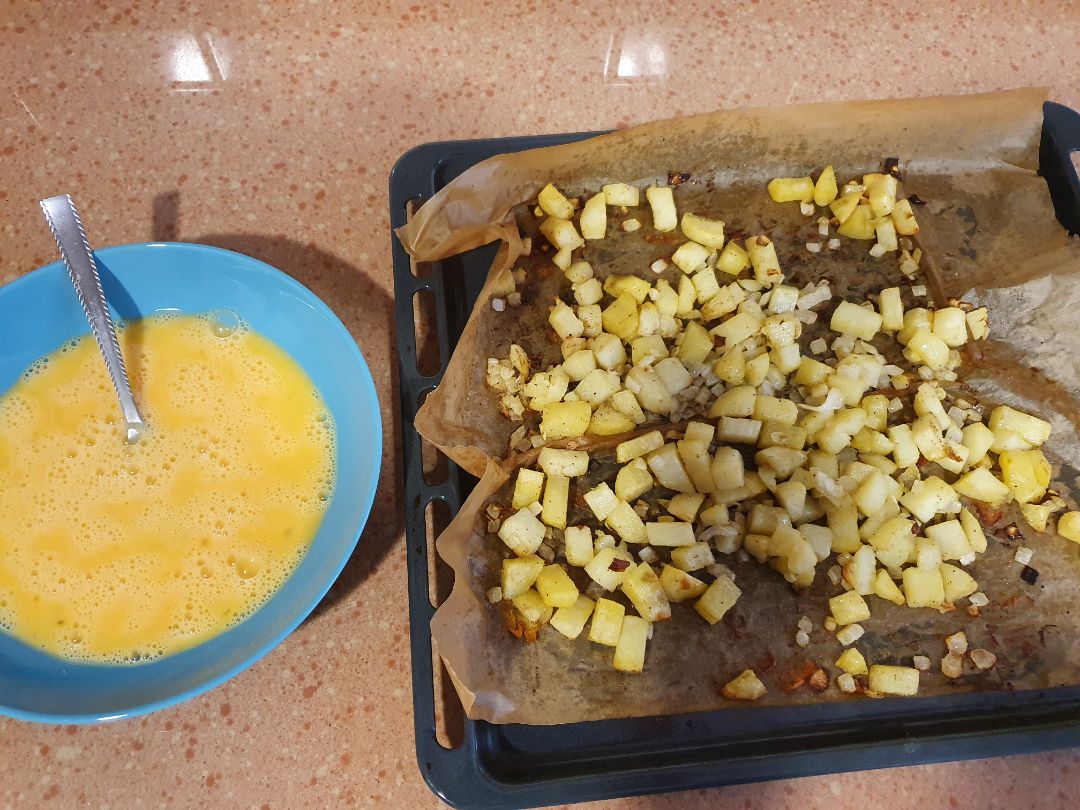 Tortilla de patata con cebolla (sin freir) Paso 1 Tortilla de patata con cebolla (sin freir) Paso 1