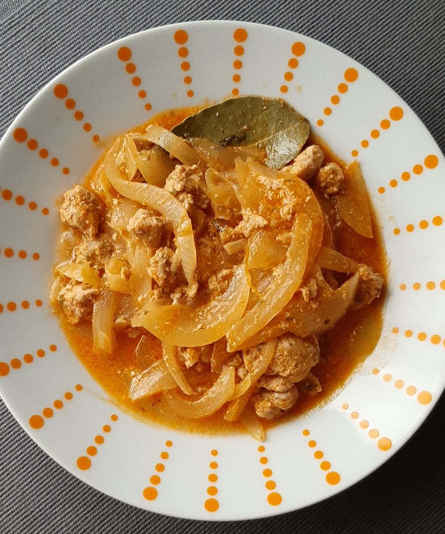 Atún encebollado