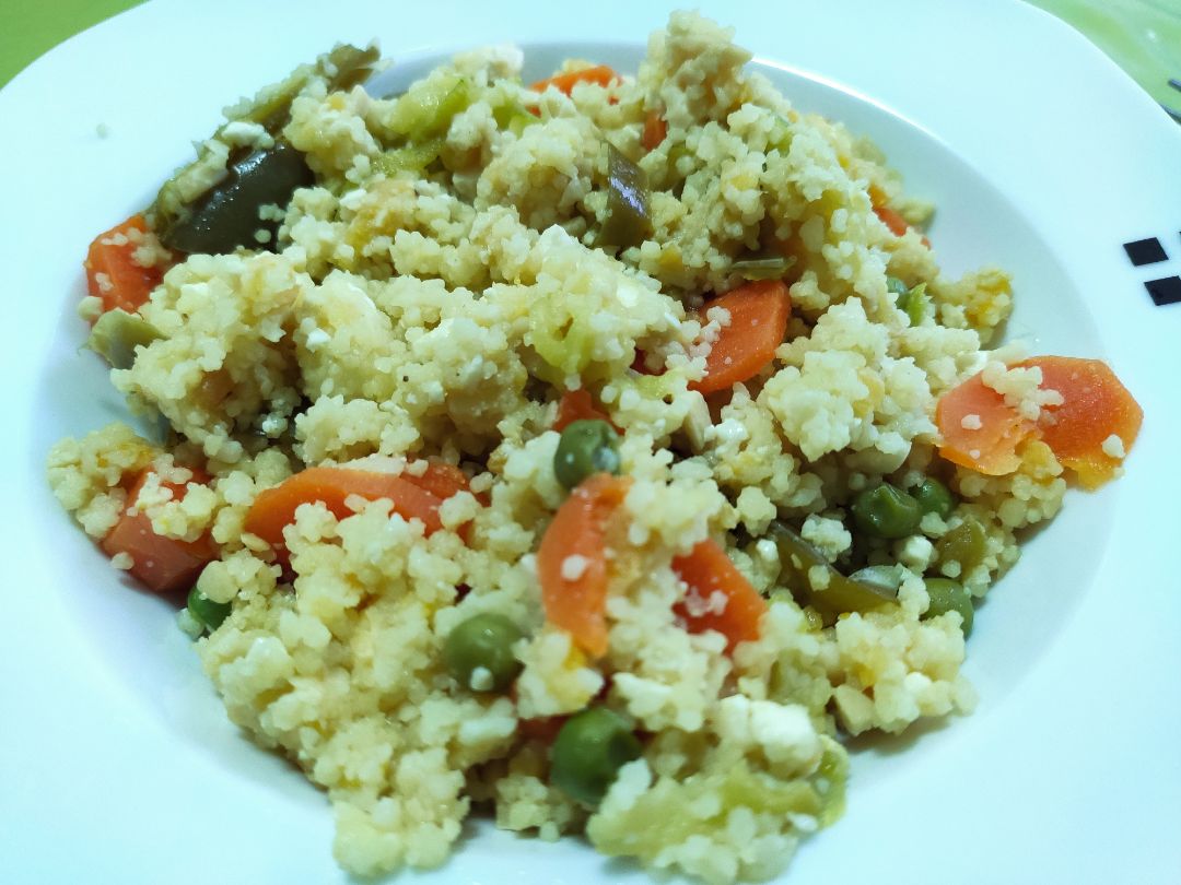 Cuscús con albaricoques, avellanas y queso feta con verduras Cuscús con albaricoques, avellanas y queso feta con verduras