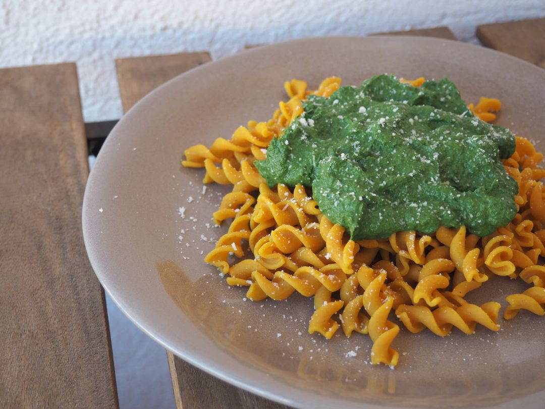 Pasta de garbanzo con salsa de espinacas y queso Pasta de garbanzo con salsa de espinacas y queso