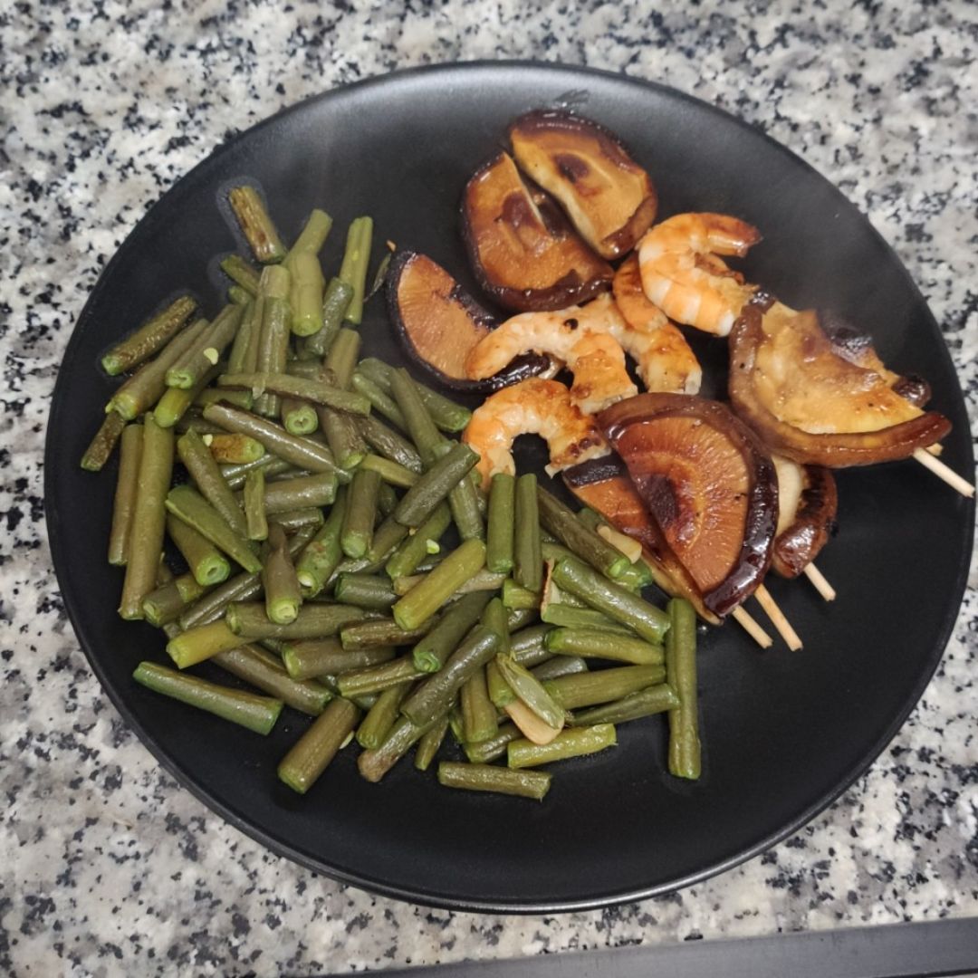 Brochetas de setas y langostinos con soja acompañadas de judías a la plancha Brochetas de setas y langostinos con soja acompañadas de judías a la plancha