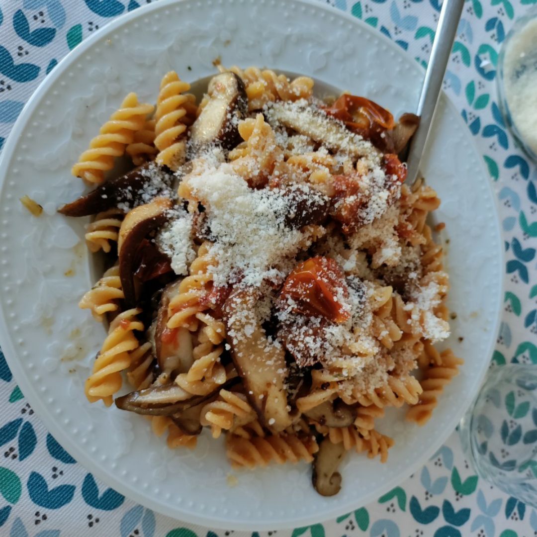 Pasta lentejas con cherry confitado y setas shitake