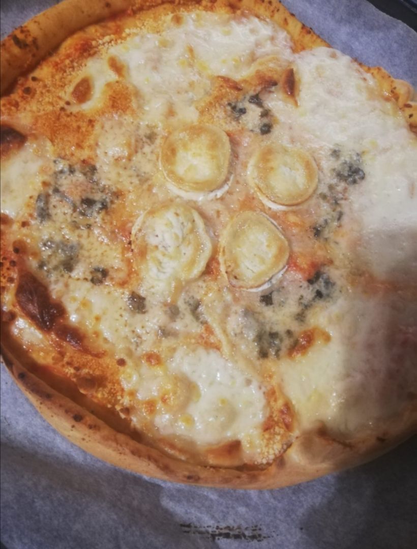 Pizza 4 quesos Pizza 4 quesos