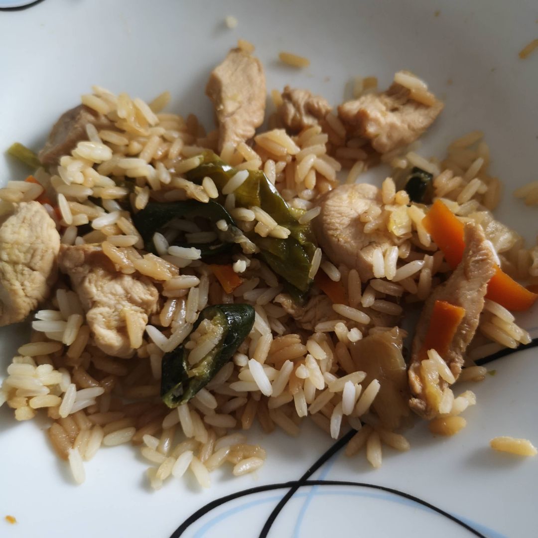 Pollo chop suey con arroz Pollo chop suey con arroz