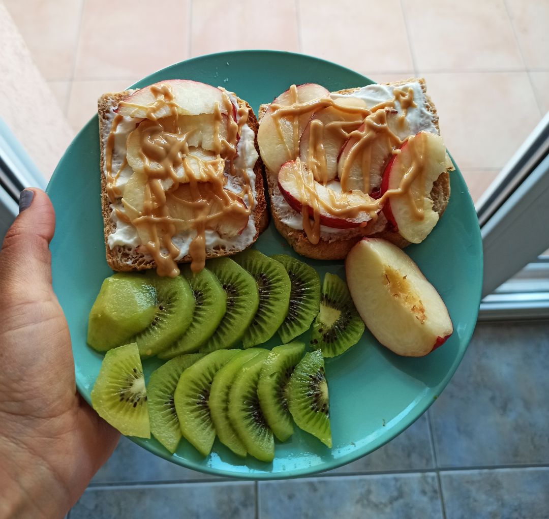 Tostadas con yogurt y crema de cacahuate Tostadas con yogurt y crema de cacahuate