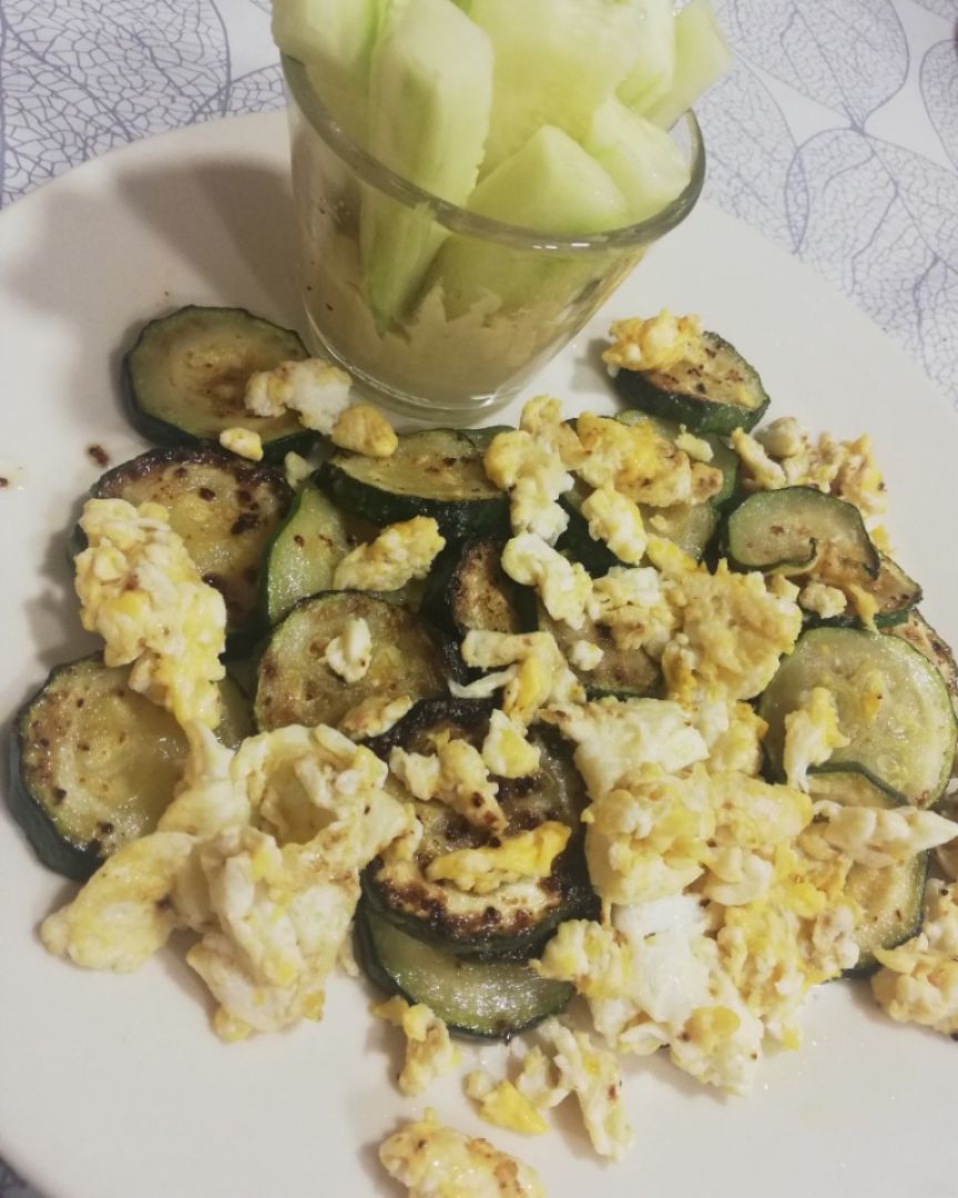 Revuelto de Huevo con Calabacin y pepino con hummus Revuelto de Huevo con Calabacin y pepino con hummus