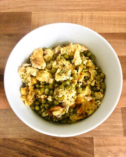 Bowl de guisantes con tortilla de atún