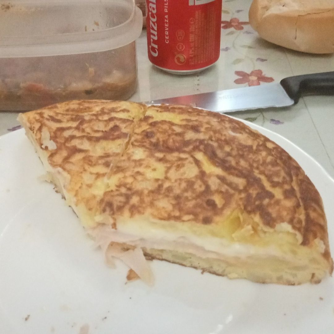 Tortilla de patata y cebolla, rellena de pavo y queso Tortilla de patata y cebolla, rellena de pavo y queso