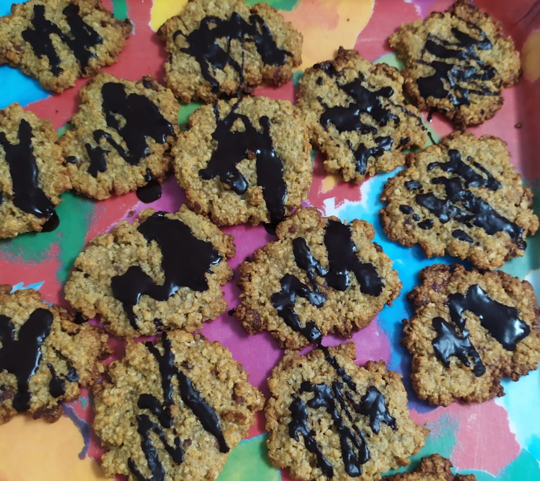 Galletas de avena y dátiles con chocolate negro. Galletas de avena y dátiles con chocolate negro.