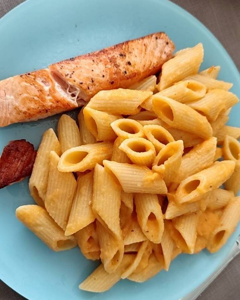 Macarrones con salsa de verduras y salmón a la plancha Macarrones con salsa de verduras y salmón a la plancha