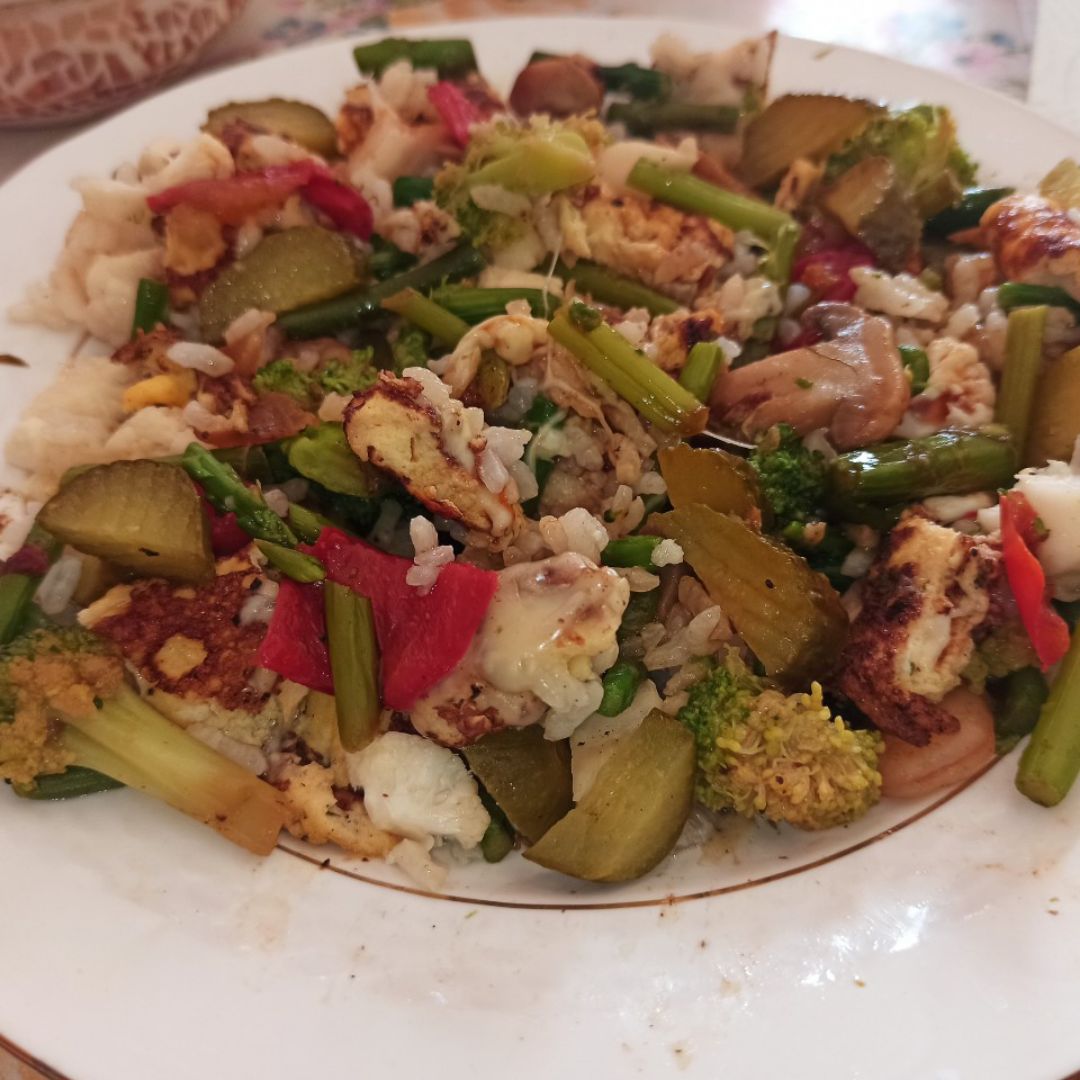 Salteado de verduras con arroz y tortilla francesa con queso Salteado de verduras con arroz y tortilla francesa con queso