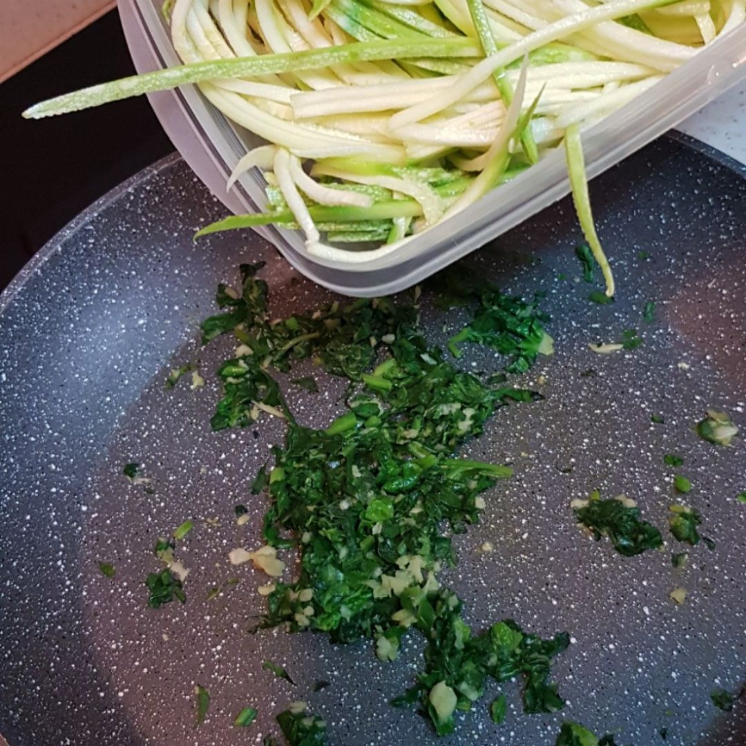 Espaguetis de Calabacín con Salmón Paso 1