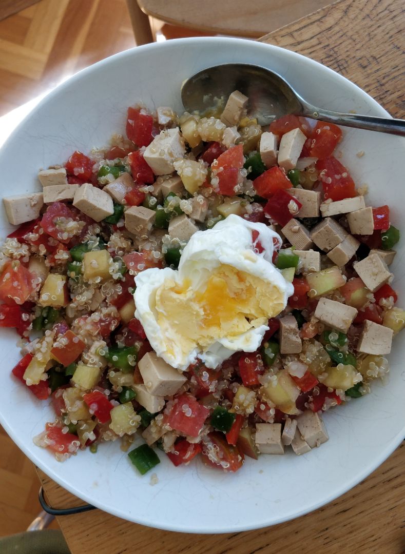 Tabulé de quinoa con tofu y huevo