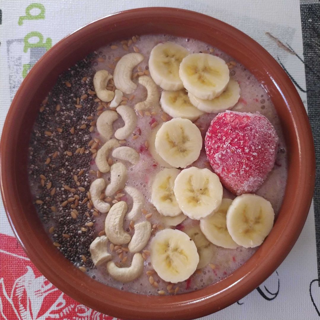 Smoothie bowl de fresa y plátano con anacardos y semillas🍓🍌