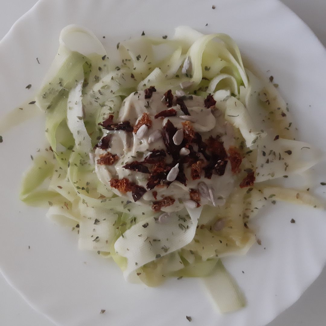 Espaguetis de calabacín con salsa de aguacate 🥑