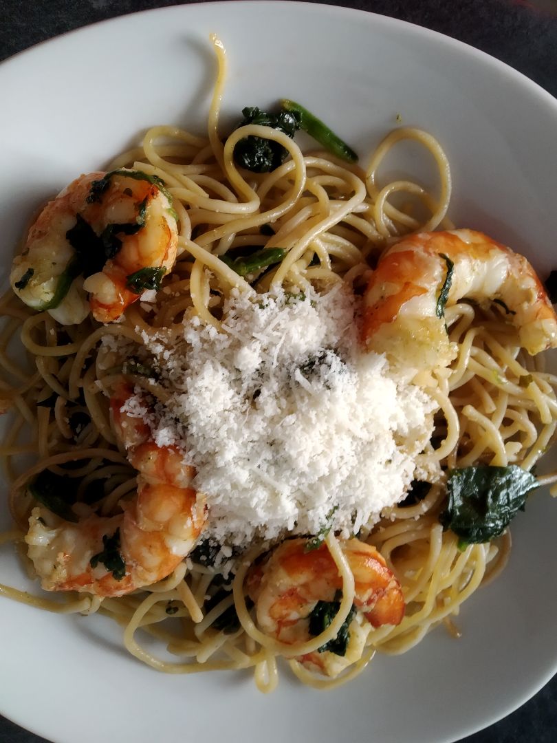 Espaguetis con espinacas y gambas. Espaguetis con espinacas y gambas.