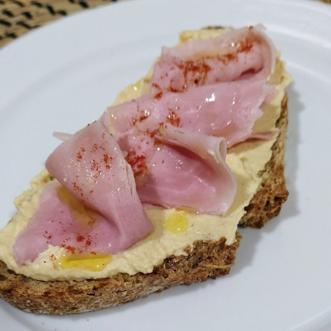 Tosta de hummus y jamón cocido Tosta de hummus y jamón cocido