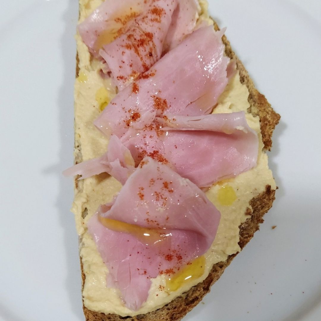 Tosta de hummus y jamón cocido Paso 0 Tosta de hummus y jamón cocido Paso 0