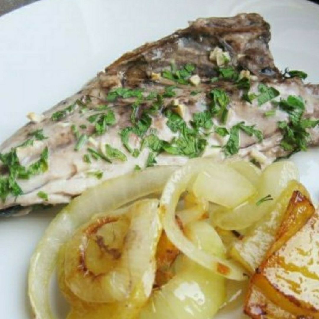 Dorada al horno con patatas y cebolla 